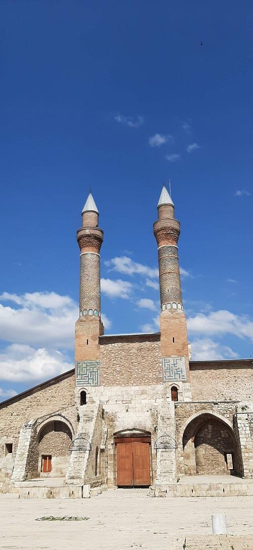 çifte minareli medrese  2.jpg