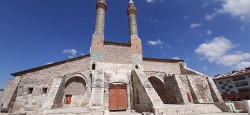 çifte minareli medrese 1.jpg